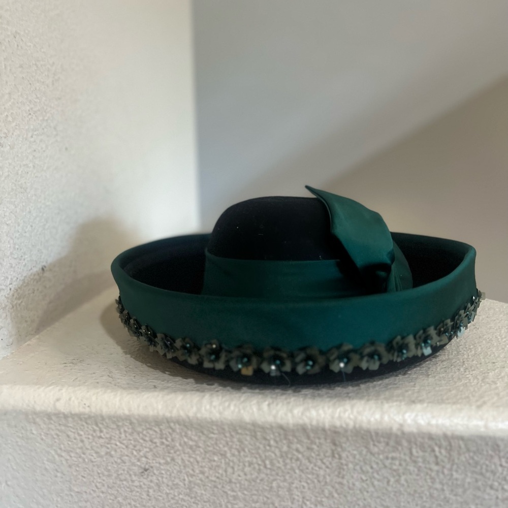 WHITTALL & SHON Vintage HAT Green 100% Wool Felt CHURCH DERBY Rhinestone Beaded - Picture 2 of 12